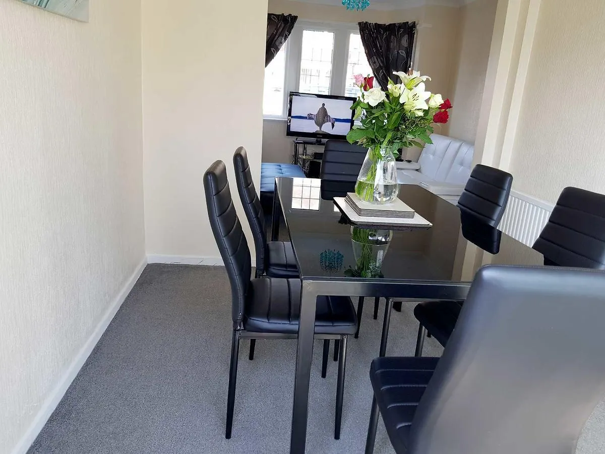 Blackpoolholidaylets Salmesbury Avenue Families And Contractors Only Villa