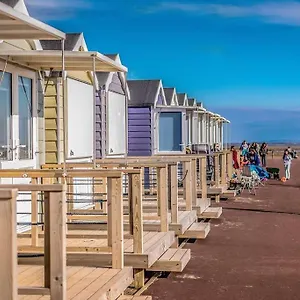 Hidden Gem W/ Parking Short Walk To Pleasure Blackpool