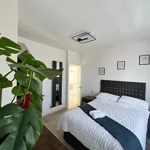 Cosy Family Get-away 4 Bedrooms 7 Beds 2 Bathrooms Blackpool
