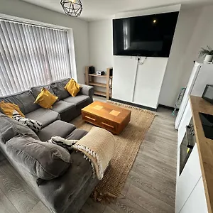 Town Center Willow - Sleeps Up To 10 - Dogs Welcome - 2 Minutes From Train Station Blackpool